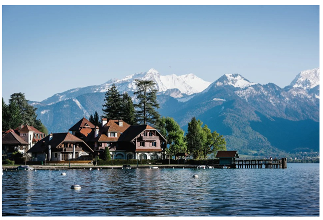 Maisons R&C pour une escapade au bord de l'eau : l’Auberge du père Bise – Jean Sulpice