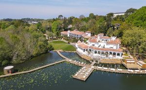 Brindos, Lac &amp; Château : vivez l'expérience des lodges flottants au cœur du Pays Basque