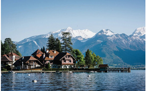 Maisons R&amp;C pour une escapade au bord de l'eau : l’Auberge du père Bise – Jean Sulpice