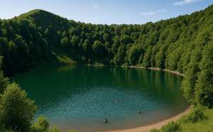 En France, où peut-on se baigner dans un cratère de volcan ?