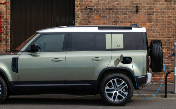 Land Rover roule en hybride