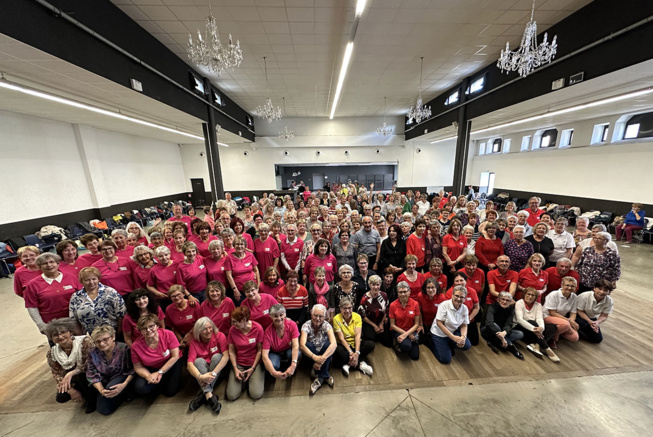 220 DANSEUSES ET DANSEURS RÉUNIS À FEURS 220 DANSEUSES ET DANSEURS RÉUNIS À FEURS