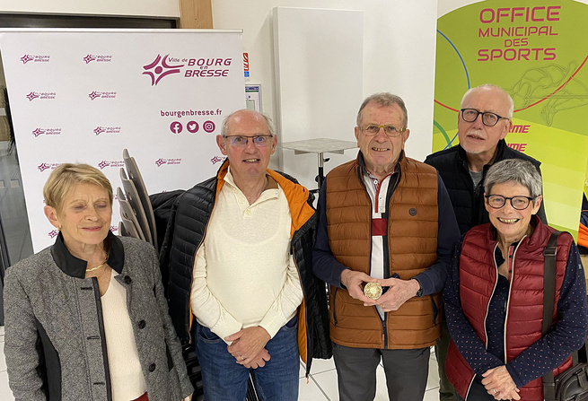 Michel Brayard entouré du Président et de la Vice-présidente du club, de son épouse et de l’ancien Président du club médaillé en 2023