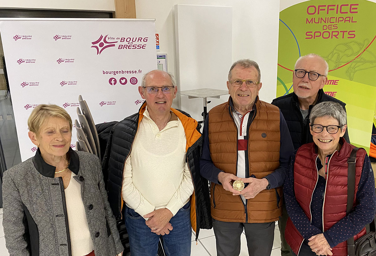 Michel Brayard entouré du Président et de la Vice-présidente du club, de son épouse et de l’ancien Président du club médaillé en 2023