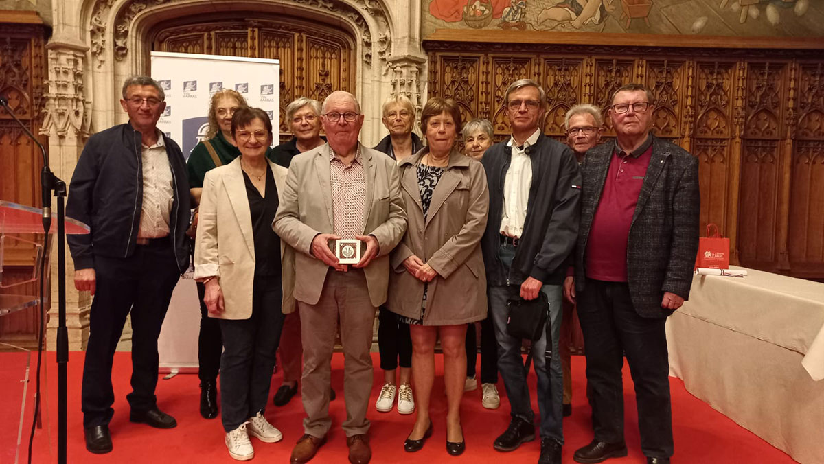 Hubert Tourneux entouré de membres du bureau et d’animateurs du club