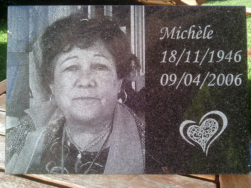 Gravure photos + textes et/ou logo sur granit taille 30 cm x 21 cm Gravure photos + textes et/ou logo sur granit taille 30 cm x 21 cm