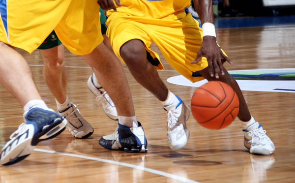 Fracture de stress du pédicule sacré chez un athlète adolescent afro-américain de basketball et athlétisme, avec antécédent de fracture fémorale : un rapport de cas
