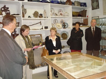 de gauche à droite sur la photo : M Desaissement, président des Amis de Bagneux, Marie-Hélène Amiable, maire de Bagneux et députée,  Janine Jambu, députée honoraire, Catherine Potvin, adjointe chargée de la culture, Gérard Bunel, délégué à l