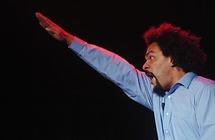 Dieudonné, un pas en avant, deux pas en arrière...où comment rester cacher dans son dieudobus protégé par la police par peur d'affronter les manifestants antifaschos à Montreuil...Les Garibaldiens et les antifas rigolent