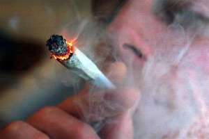 Fumer du cannabis augmenterait de 70% le risque de cancer des testicules