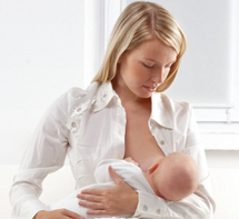 Allaitement ou lait infantile : est-il préférable de nourrir son bébé au sein ou au biberon ?