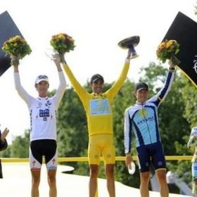 Le podium du Tour de France 2010 : Schlek, Contador et Menchov