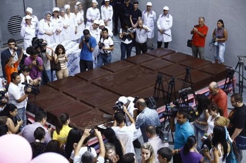 la plus Grande tablette de chocolat au monde pèse plus de quatre tonnes