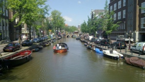 Le canal d'Amsterdam dans le quartier rouge