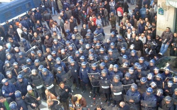 Algérie, des manifestations réfrénées par les policiers