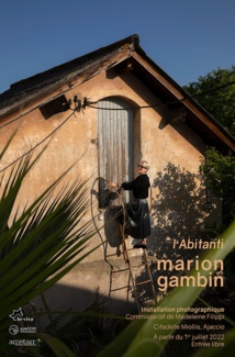 Sur les murs, dans des recoins, l'artiste Marion Gambin a mis en scène des Ajacciens ici et là. Sur les murs, dans des recoins, l'artiste Marion Gambin a mis en scène des Ajacciens ici et là.