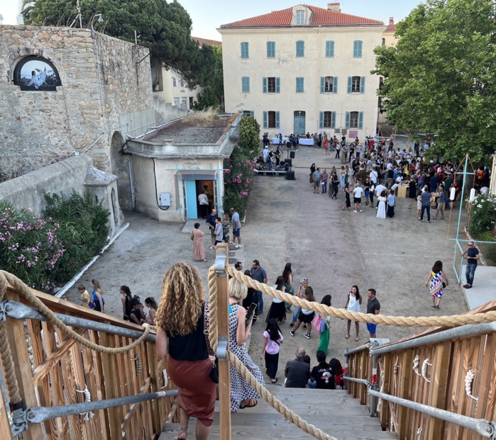 Le belvédère offre une vue imprenable sur la place forte et le golfe d'Ajaccio. Le belvédère offre une vue imprenable sur la place forte et le golfe d'Ajaccio.