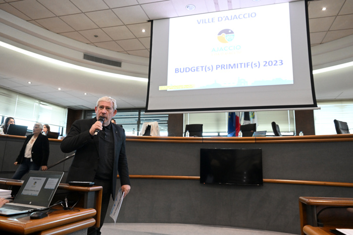 Présentation du Budget Primitif 2023 par Pierre Pugliesi, adjoint délégué aux finances lors du conseil municipal du lundi 27 mars