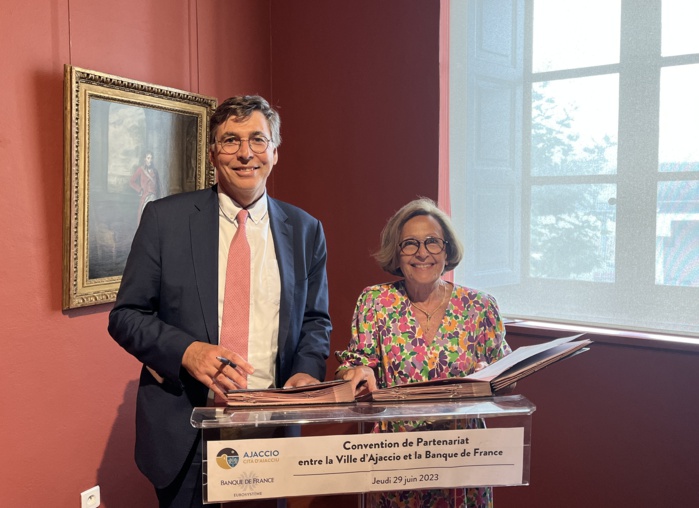 De gauche à droite, Denis Beau, sous-gouverneur de la Banque de France et Simone Guerrini, adjointe au maire déléguée à la Culture et au Patrimoine, lors de la cérémonie de dépôt des oeuvres d'art opéré par la Banque de France au Palais Fesch, jeudi 29 juin 2023