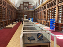 Mise en sécurité de la grande table de la salle de lecture.