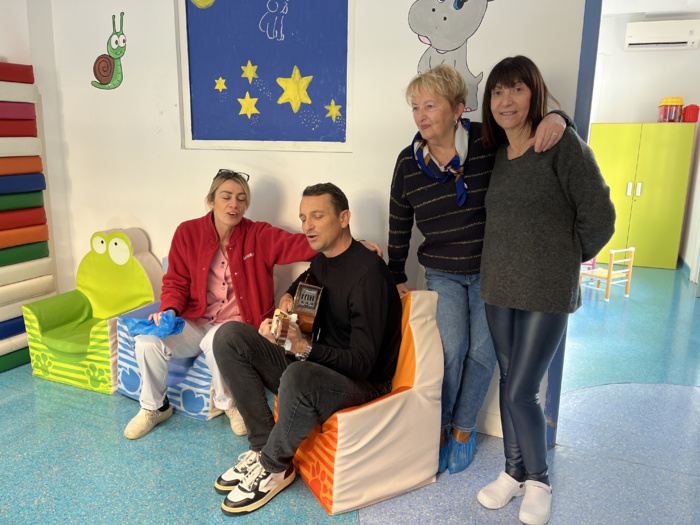 Moment de communion en chanson avec le personnel et la direction de la crèche de Pietralba. Moment de communion en chanson avec le personnel et la direction de la crèche de Pietralba.