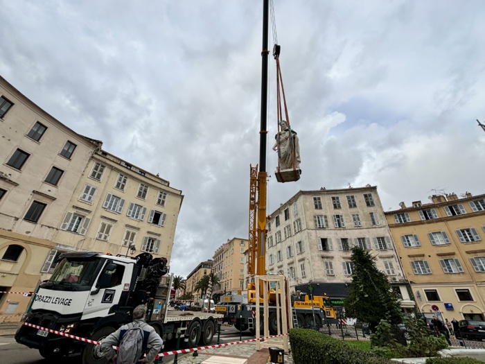 Place Foch : La statue du 1er Consul retirée de son socle pour être restaurée Place Foch : La statue du 1er Consul retirée de son socle pour être restaurée