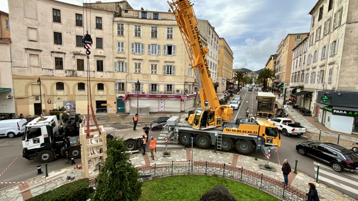 Place Foch : La statue du 1er Consul retirée de son socle pour être restaurée Place Foch : La statue du 1er Consul retirée de son socle pour être restaurée