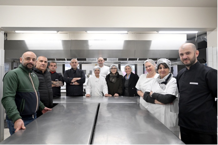 Rose-Marie Ottavy-Sarrola, adjointe aux affaires scolaires, et Florence Profizi, directrice générale adjointe à la vie scolaire et temps de l'enfant, en compagnie de l'équipe de la restauration scolaire de l'école Sampiero.