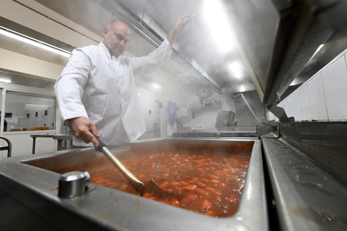 Surveillance de la cuisson du veau corse aux olives.