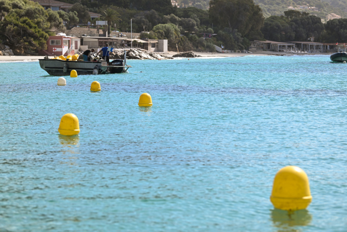 Les équipes de l’entreprise Corse appontement maintenance posent les bouées qui délimitent la zone interdite aux engins motorisés (ZIEM) de Marinella.