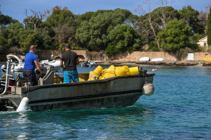 Repérage des ancrages sous-marins sur lesquels les bouées vont être fixées. Repérage des ancrages sous-marins sur lesquels les bouées vont être fixées.