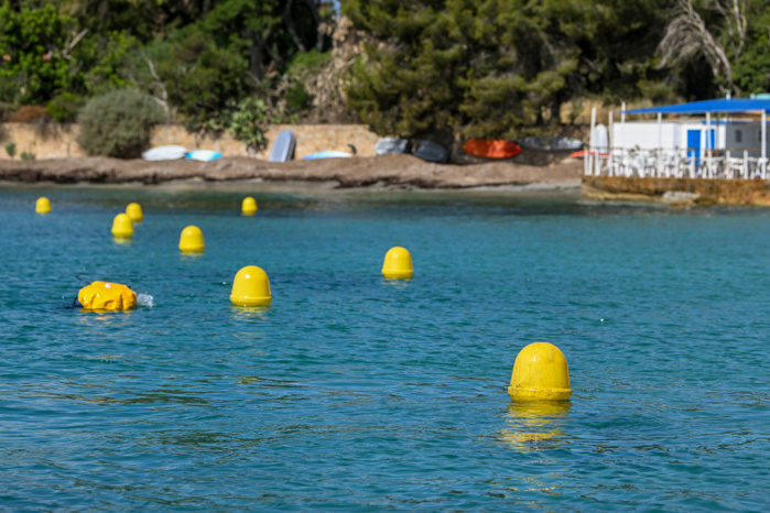 Le scaphandrier utilise un parachute de levage sous-marin pour mener à bien la pose des bouées. Le scaphandrier utilise un parachute de levage sous-marin pour mener à bien la pose des bouées.