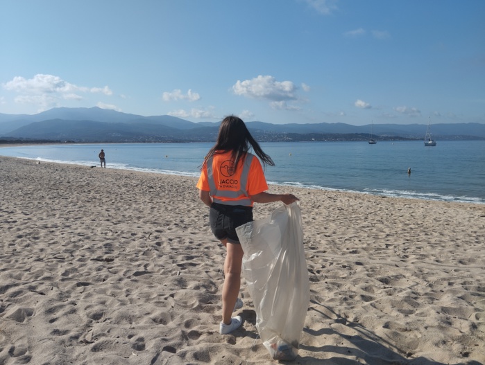 Nettoyage manuel de la plage du Ricanto Nettoyage manuel de la plage du Ricanto