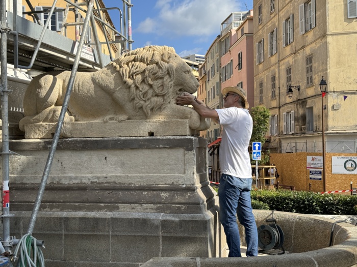 La statue de Napoléon en habit de 1er consul rendue aux Ajacciens dans son nouvel écrin
