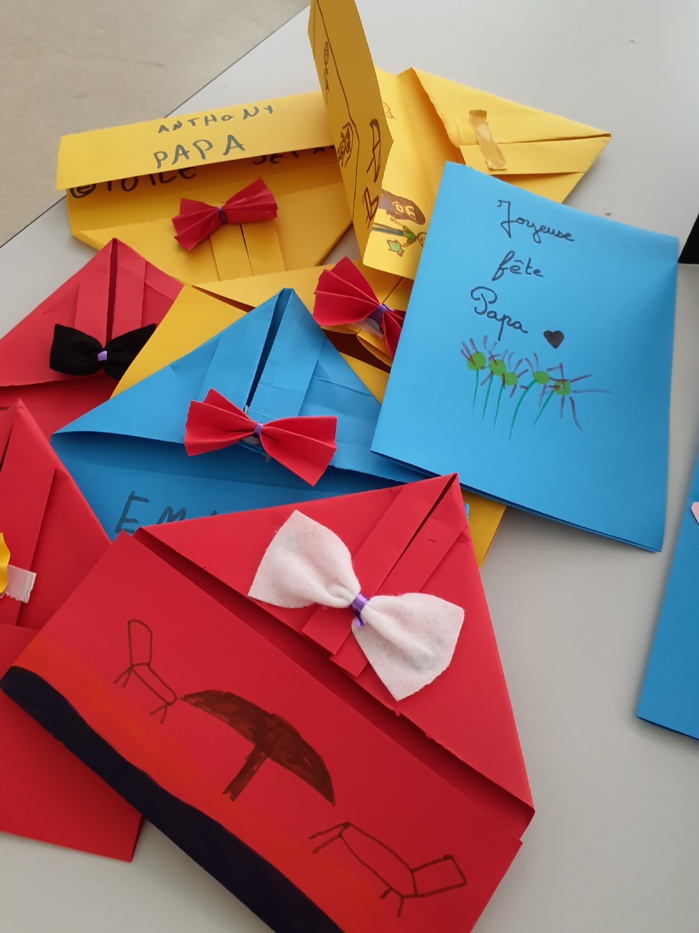 I zitelli di u perisculari ani appruntatu parechji rigali pà a Festa di i Babbi I zitelli di u perisculari ani appruntatu parechji rigali pà a Festa di i Babbi