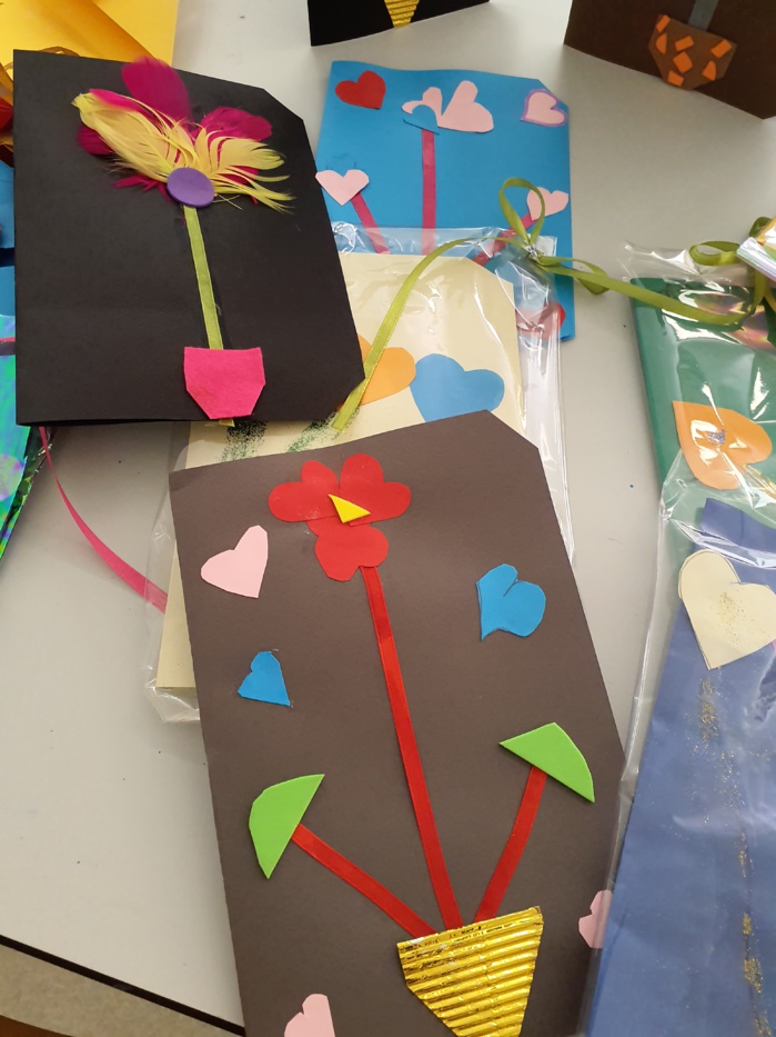 I zitelli di u perisculari ani appruntatu parechji rigali pà a Festa di i Babbi I zitelli di u perisculari ani appruntatu parechji rigali pà a Festa di i Babbi