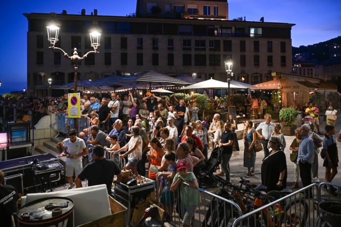 Mercredi 25 juillet au soir, un public nombreux a fait le déplacement pour assister au spectacle inédit de la coulée de la cloche.