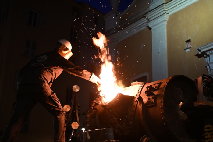 C’est dans un puissant four à fioul, dont la température est portée à plus de 1200 degrés, que le cuivre et l’étain fusionnent pour produire le bronze.