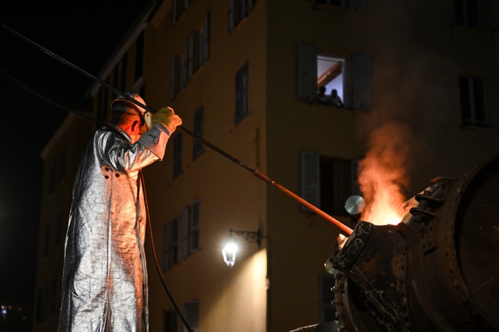 Le facteur de cloche surveille la température de l’alliage en fusion.