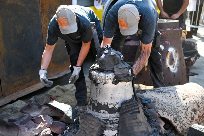 C’est le véritable moment où la cloche « naît ». L’opération consiste à débarrasser la cloche refroidie de ses moules intérieur et extérieur, carbonisés par le métal en fusion.