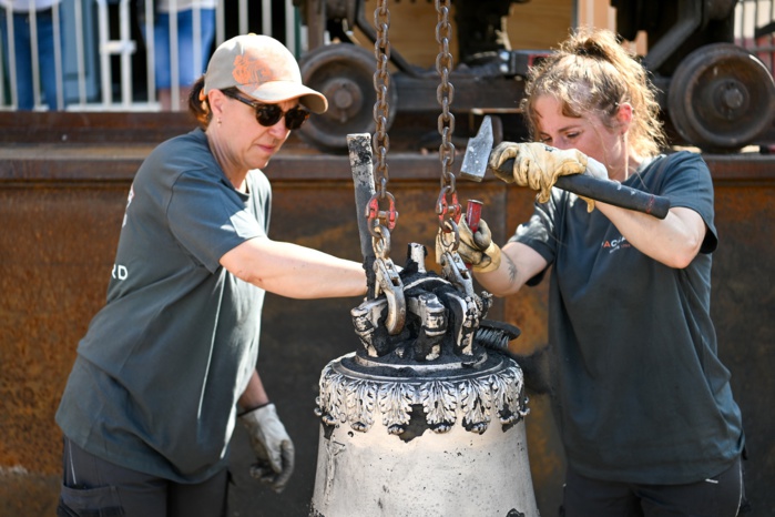Après avoir dégagé la cloche de ses moules, la technique du polissage permet de donner de la brillance à sa surface. Cette opération se fera dans l’atelier savoyard Paccard, où la cloche sera ramenée et accordée afin de donner le meilleur des sons.
