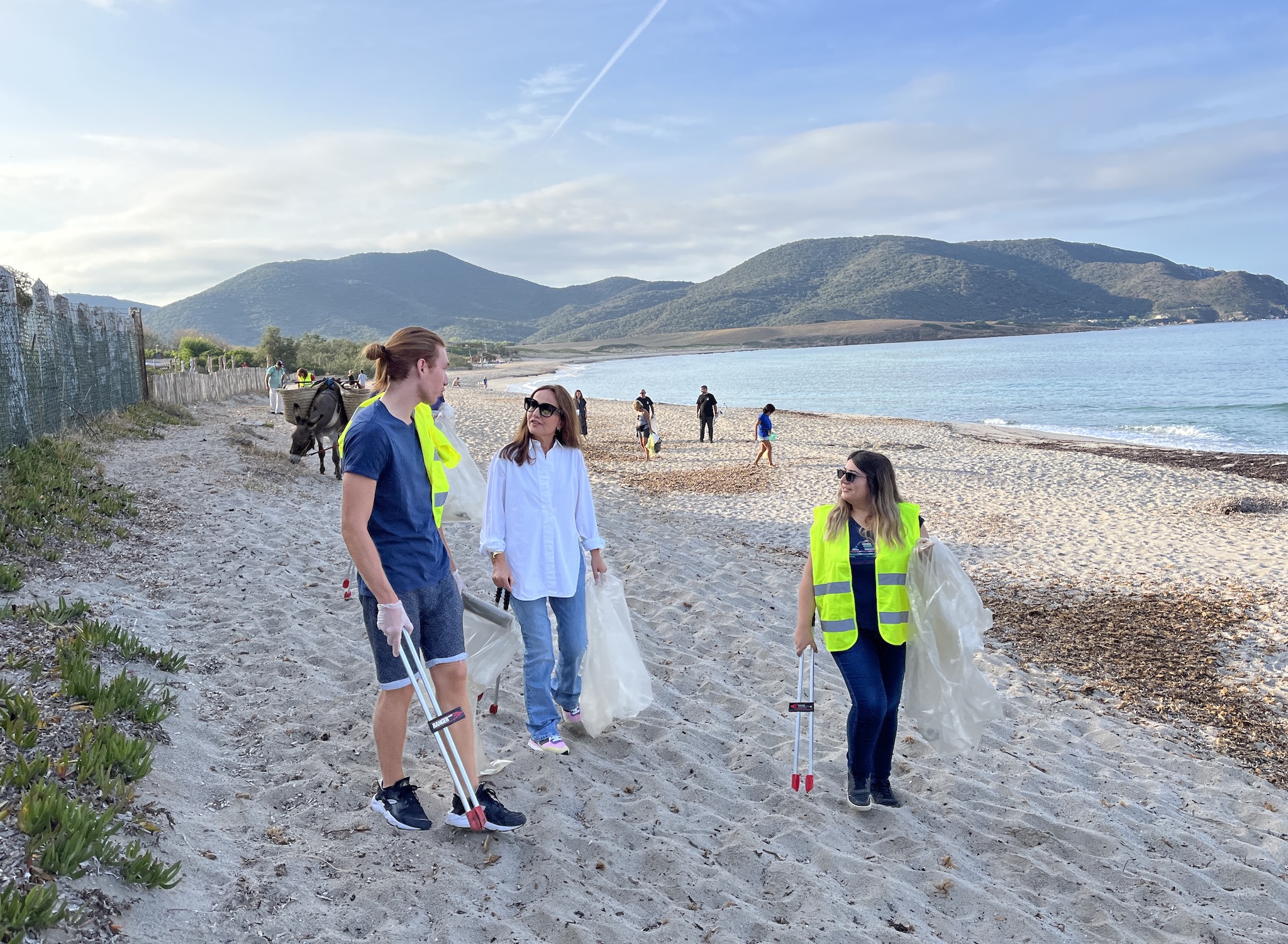 Caroline Corticchiato et Sabine Masia Goudard (Direction de l’Environnement) échangent avec un agent de la Ville.