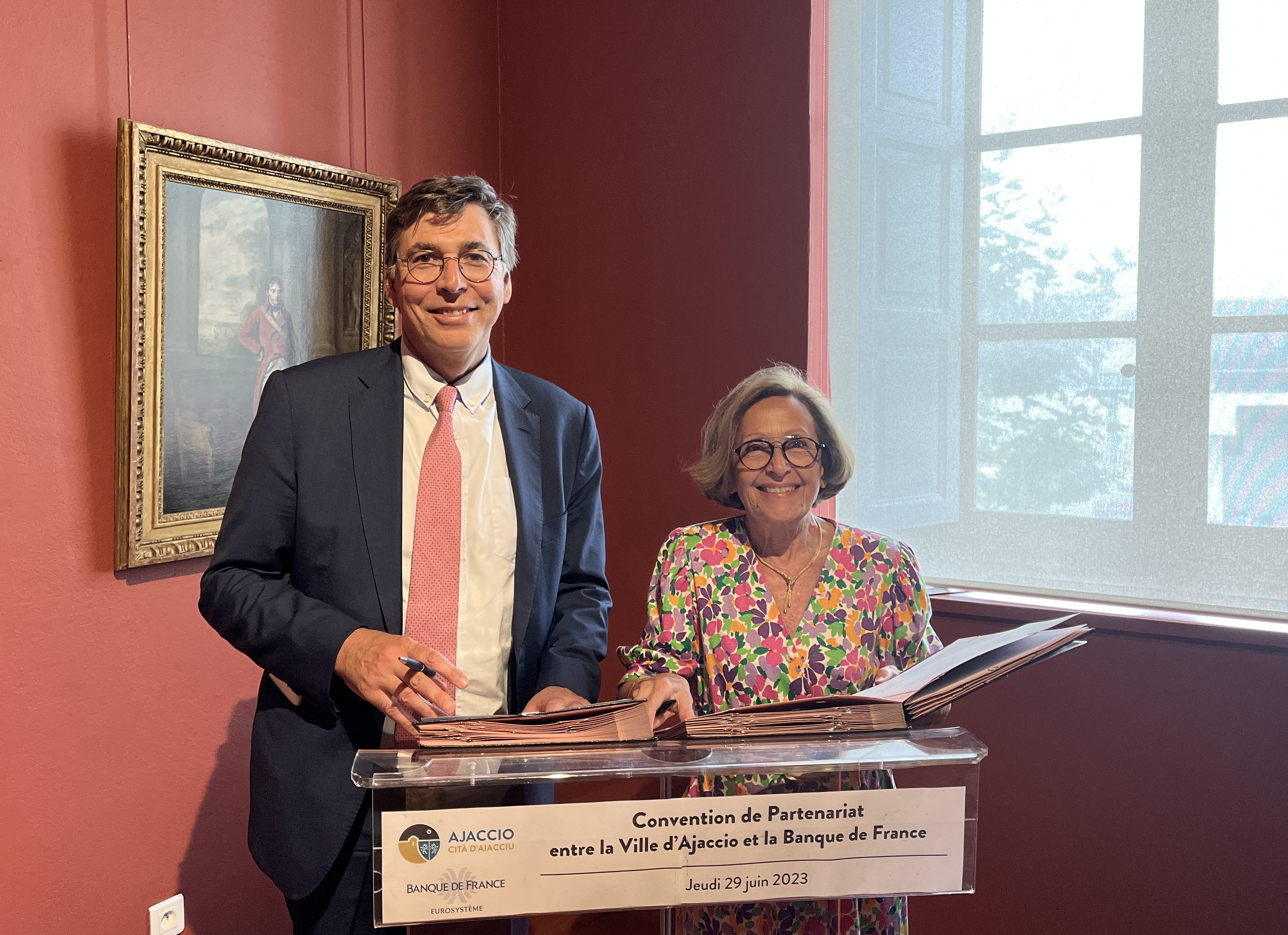 De gauche à droite, Denis Beau, sous-gouverneur de la Banque de France et Simone Guerrini, adjointe au maire déléguée à la Culture et au Patrimoine, lors de la cérémonie de dépôt des oeuvres d'art opéré par la Banque de France au Palais Fesch, jeudi 29 juin 2023