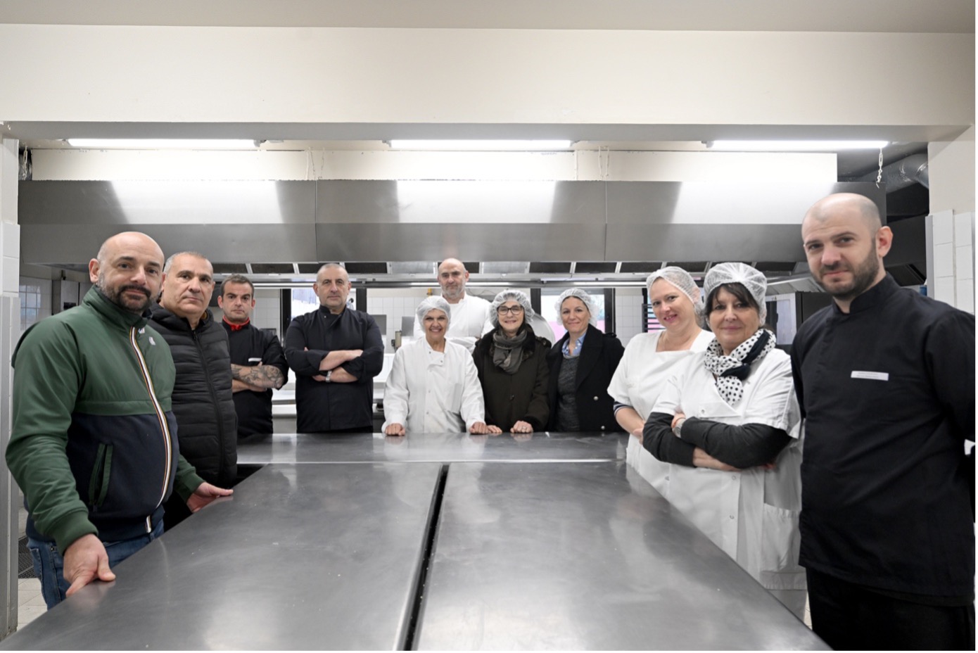 Rose-Marie Ottavy-Sarrola, adjointe aux affaires scolaires, et Florence Profizi, directrice générale adjointe à la vie scolaire et temps de l'enfant, en compagnie de l'équipe de la restauration scolaire de l'école Sampiero.