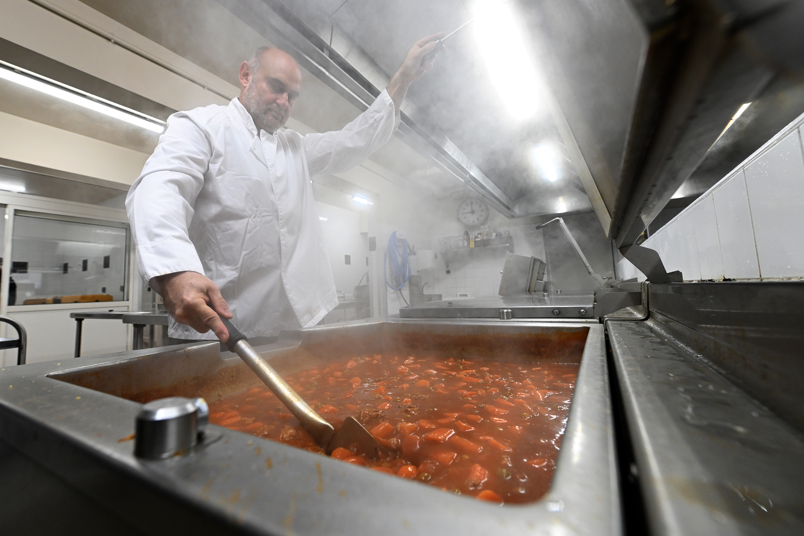 Surveillance de la cuisson du veau corse aux olives.