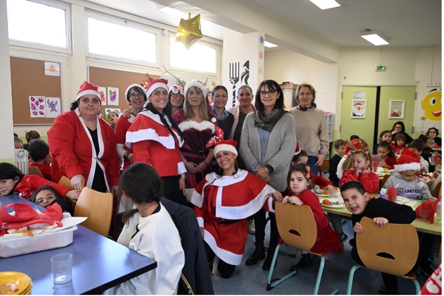 Rose-Marie Ottavy-Sarrola, Florence Profizi et Vanina Alfonsi, directrice éducation et vie scolaire avec toute l'équipe périscolaire, de l'école Salines VI.
