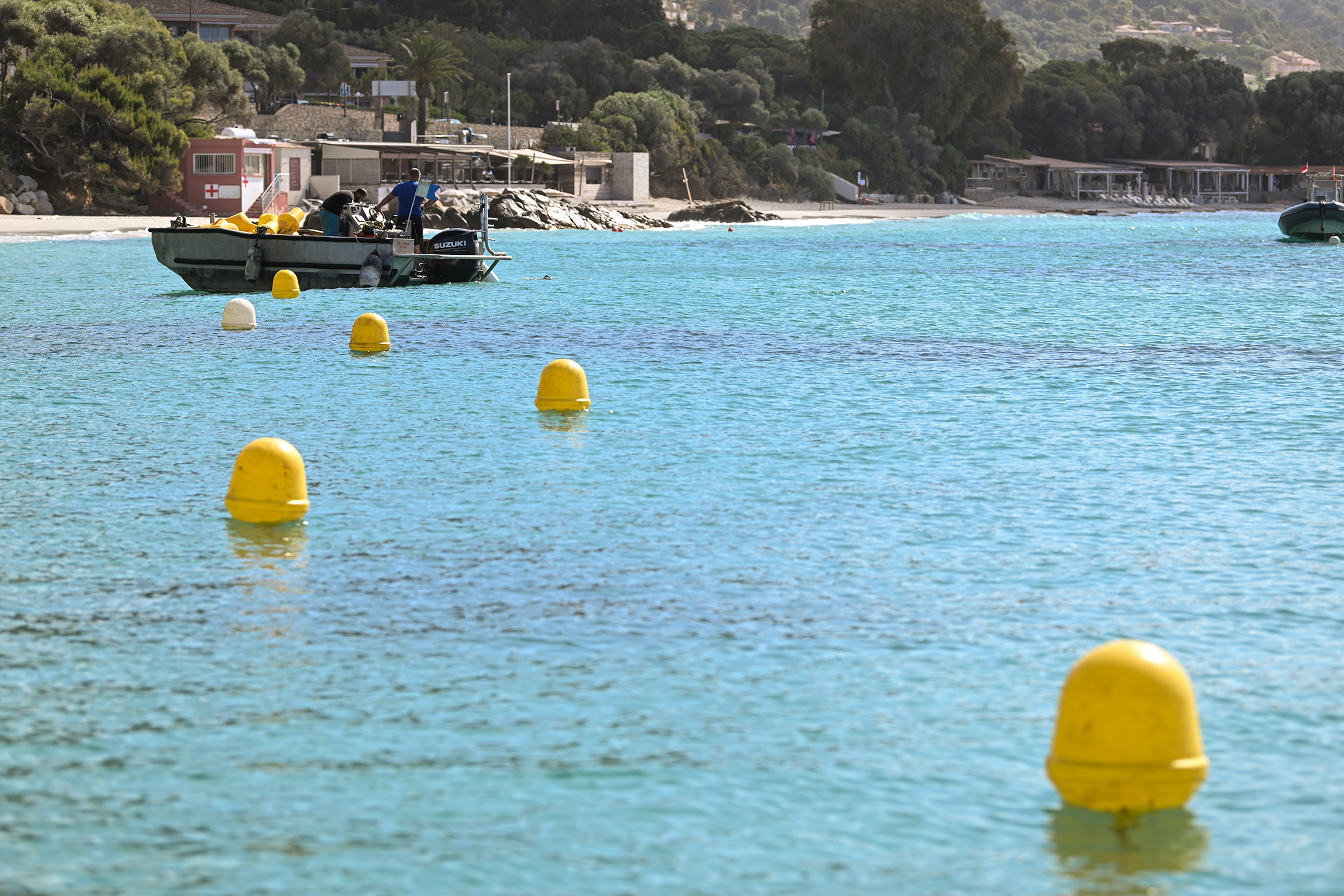 Les équipes de l’entreprise Corse appontement maintenance posent les bouées qui délimitent la zone interdite aux engins motorisés (ZIEM) de Marinella.