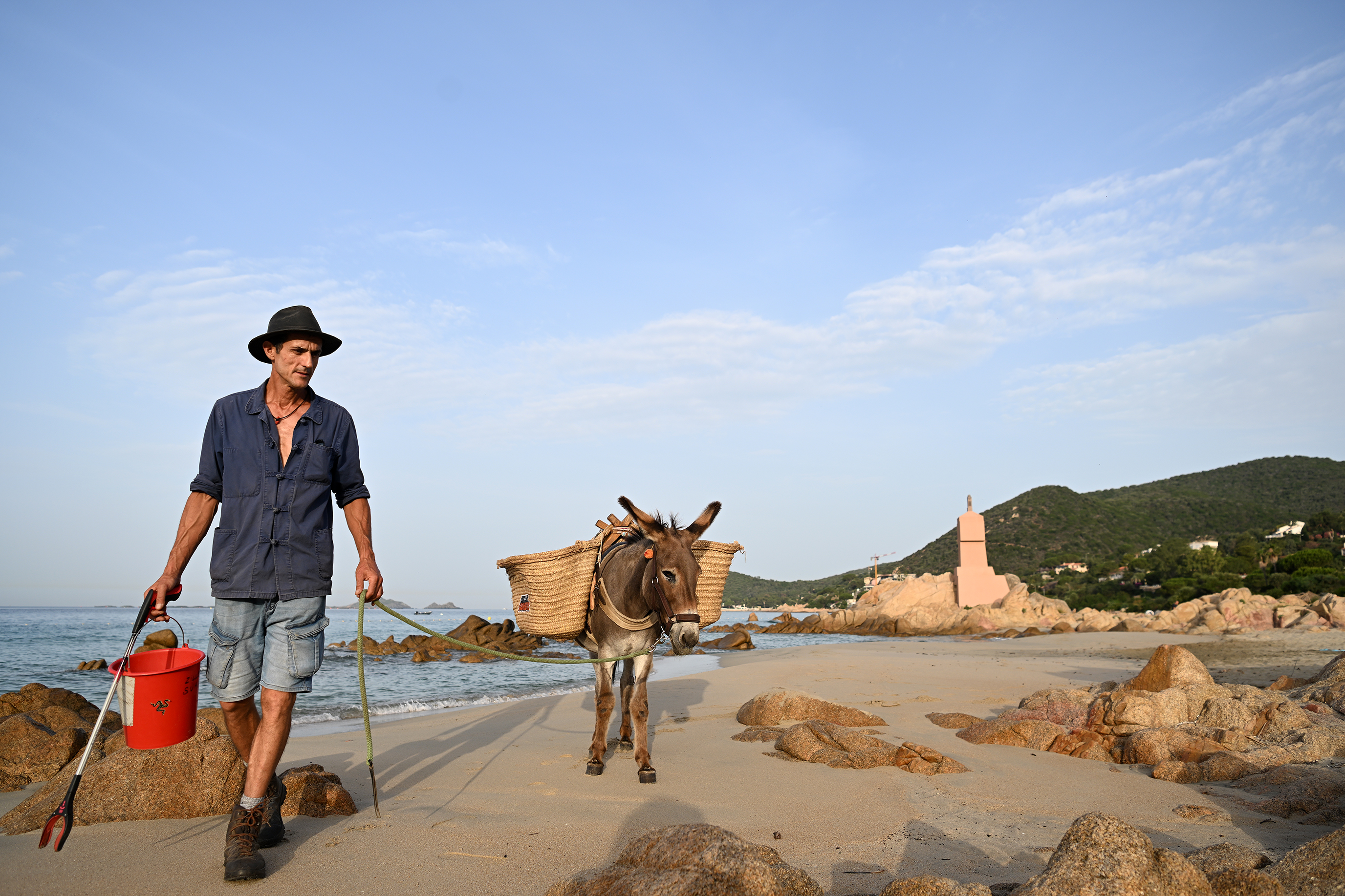 Nettoyage manuel des plages avec assistance à traction animal