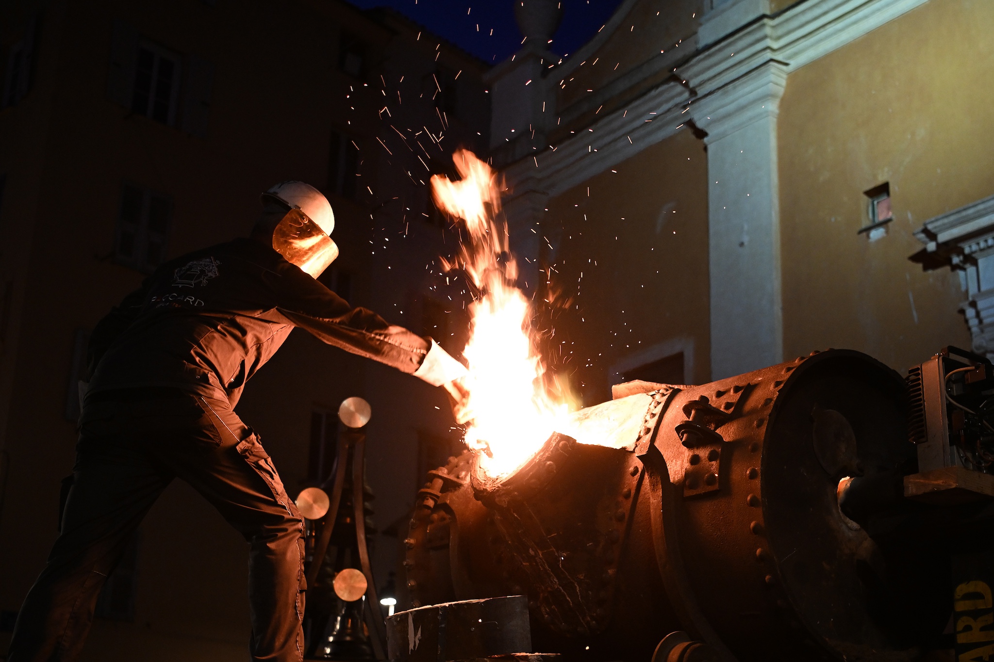 C’est dans un puissant four à fioul, dont la température est portée à plus de 1200 degrés, que le cuivre et l’étain fusionnent pour produire le bronze.