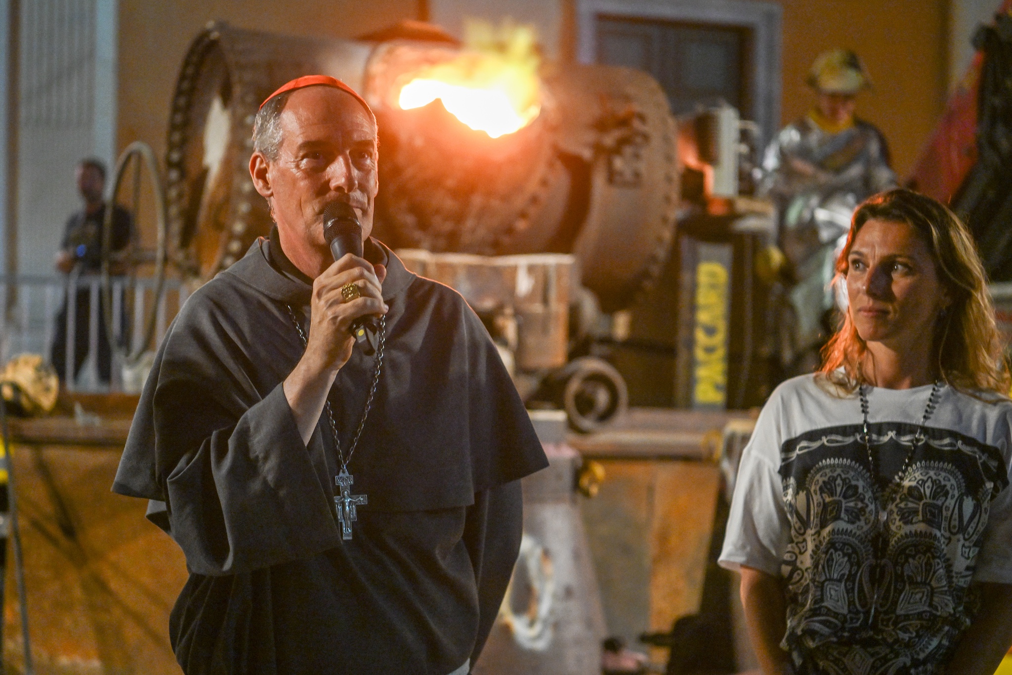 Hier soir, le Cardinal François-Xavier Bustillo a procédé à la première bénédiction de la cloche lors de la coulée.